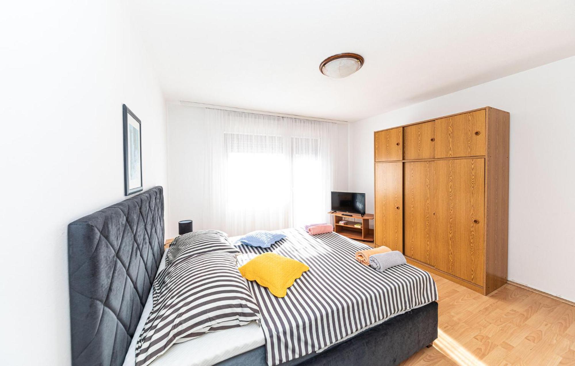 2 Bedroom Cozy Apartment In Kastel Kambelovac Kaštela Zewnętrze zdjęcie