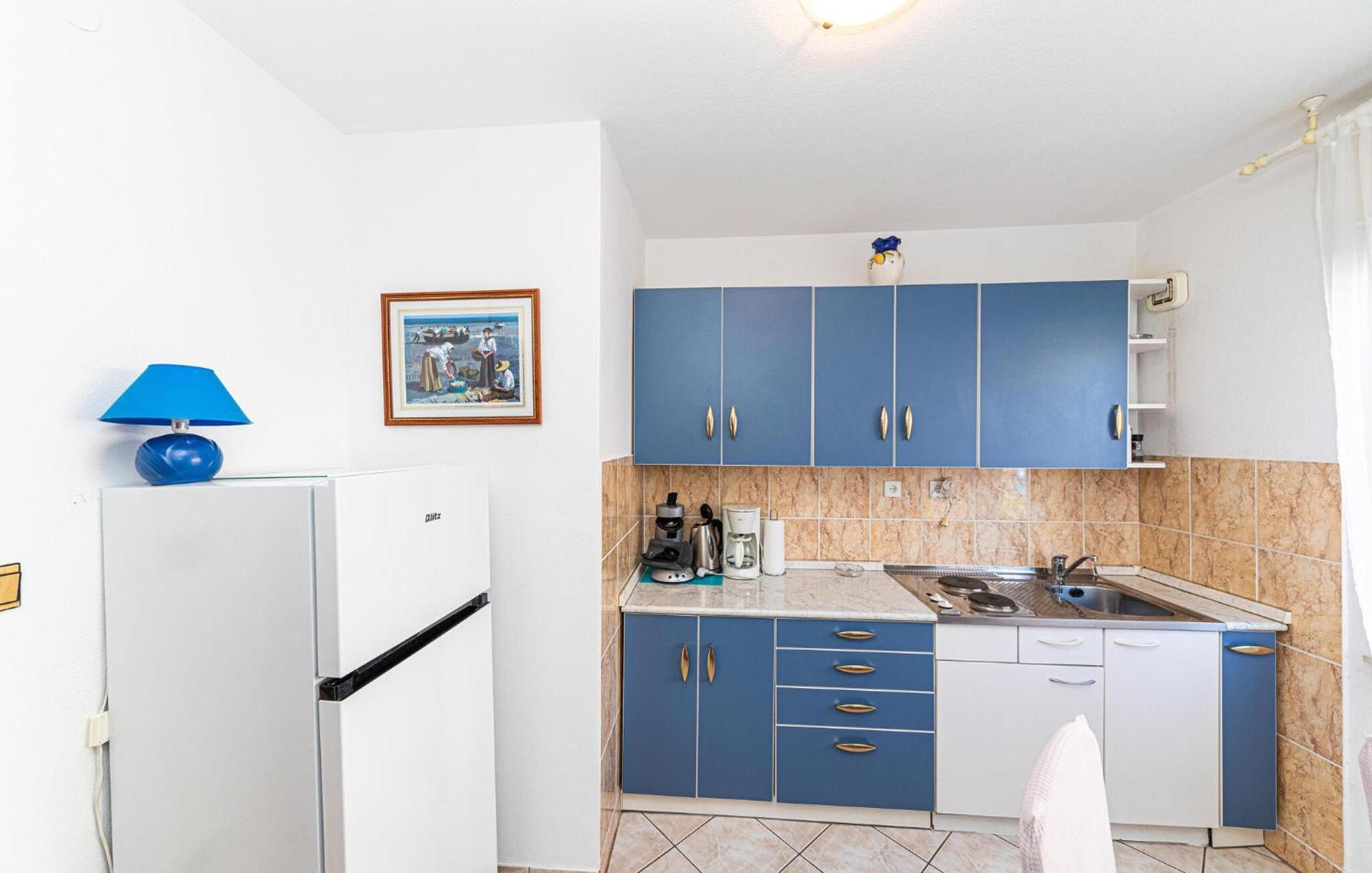 2 Bedroom Cozy Apartment In Kastel Kambelovac Kaštela Zewnętrze zdjęcie