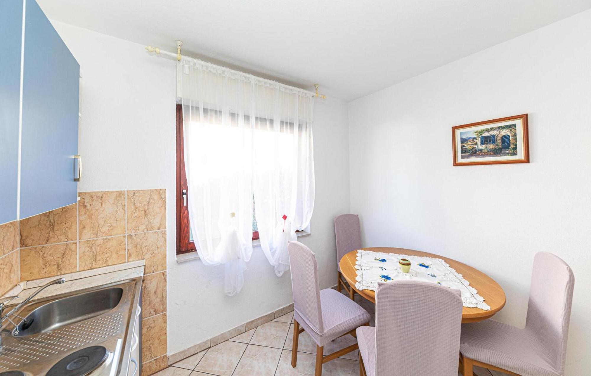 2 Bedroom Cozy Apartment In Kastel Kambelovac Kaštela Zewnętrze zdjęcie